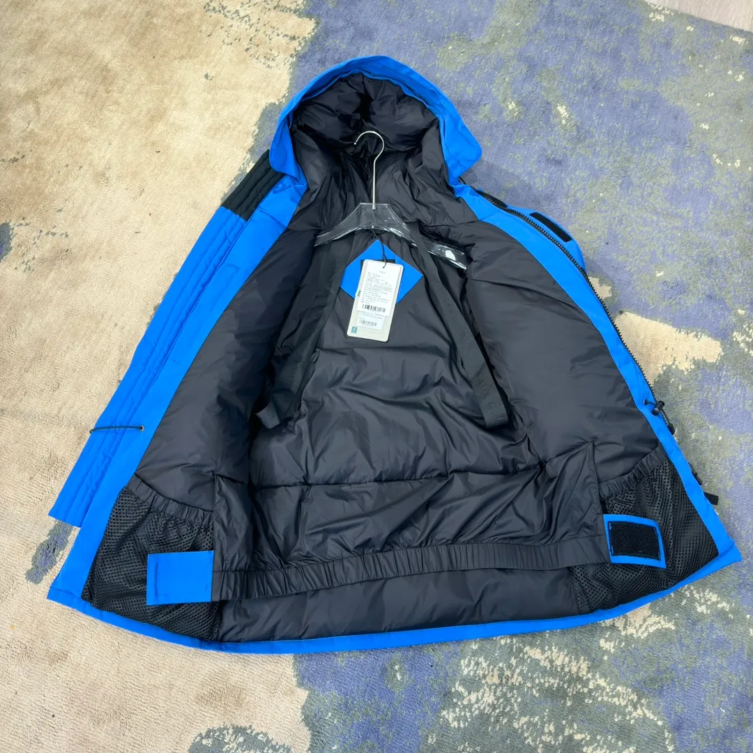 P800 Beichen White / 2008 Expedition Parka 4660M Product color: black, off-white, red, sand pink, sky blue, graphite gray, Beichen white, navy, sky blue, gray camouflage gray black label Product size: XS, S, M, L, XL, XXL Expedition was originally a parka designed for scientists at the McMurdo Research Station in Antarctica. Whether your next journey takes you into the frozen urban jungle or across uncharted ice fields, wear Canada Goose's Expedition Parka and get proven results year after year in Antarctica by the National Science Foundation's Center for Polar Research.  Material list: 1⃣ Uses Y-shaped Velcro imported from Taiwan (exclusive in the market) 2⃣ Uses 18-count polyester-cotton blended fabric imported from South Korea (authentic synchronized fabric) 3⃣ National standard 80% white duck down, (zp uses 80% white duck down/90% of all boasts are fake) 4⃣ Western Canadian coyote hair (non-market dyed fox hair filled with wolf hair) Material analysis characteristics: 1⃣ The original/polyester-cotton fabric has a high polyester fiber content, and the polyester-cotton fabric has high heat and light resistance and good stability. It has bright colors, high fiber strength, durability, light resistance, heat resistance, and straightness. 2⃣ As we all know, the original version uses 80% white duck down. The fill power refers to the cubic inches of volume occupied by each ounce (30 grams) of down under certain conditions. If one ounce of down occupies 500 cubic inches, the fill power of the down is 500. So we can simply understand it as: fill power is the volume of down, and the volume of down is fill power. The higher the fill power of down, it means that under the same filling amount, down can fix a larger volume of air layer to keep warm and insulate, so the warmth retention of down is better. 3⃣ Western Canadian coyote hair, "large range of selected neck hair" is soft and fluffy, each wolf hair is 60-63 long / 14-16 wide at the peak, this width + preferred parts. It is basically unmatched by the same industry